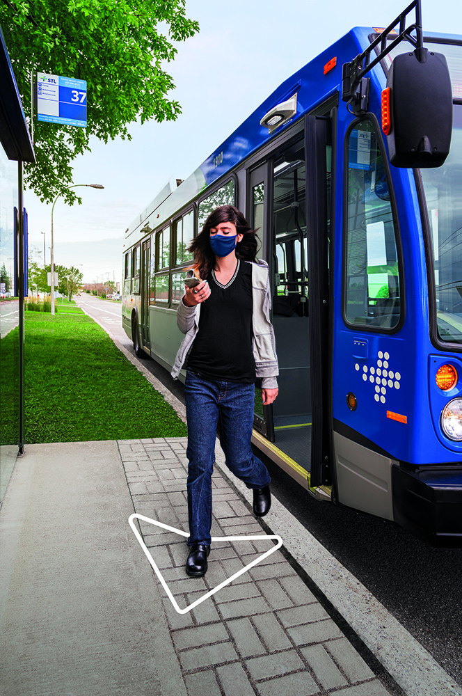 Une cliente utilise l'application STL compagnon pour prendre l'autobus de façon autonome